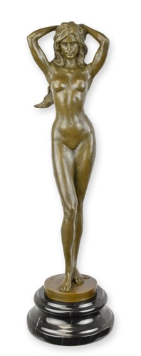 Une sculpture bronze - en,