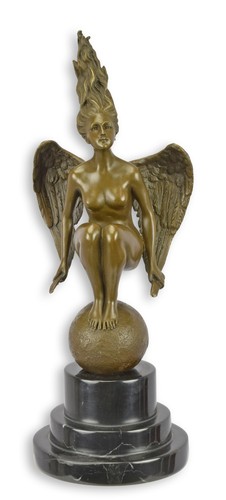 Une sculpture bronze - en,