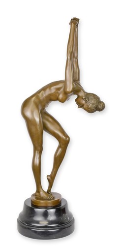 Une sculpture bronze femme - en,